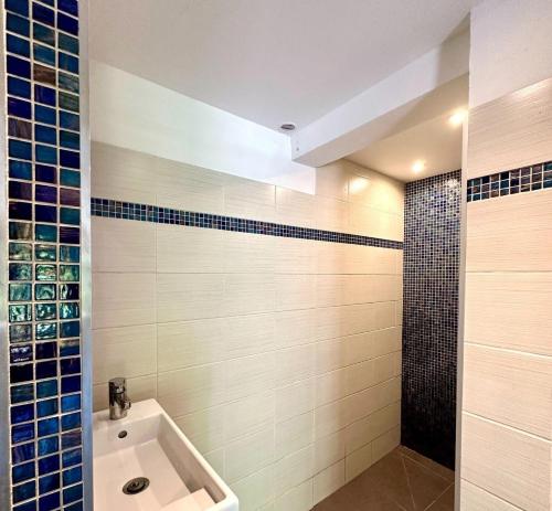 une salle de bain avec une baignoire, un lavabo et une douche dans l'établissement Logement 60 m2 au calme piscine et flipper, à Grimaud