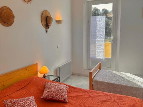 une chambre avec deux lits et une fenêtre dans l'établissement Gîte la glycine avec piscine au mas de Saint Jean, à Saint-Romain-en-Viennois