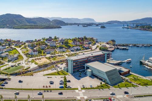 uma vista aérea de uma cidade com um porto em Quality Hotel Ulstein em Ulsteinvik