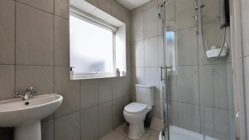 Bathroom sa New Colourful & Spacious 2 Bedroom Apartment in Central Birmingham with Free Wifi, Parking and Keyless Access