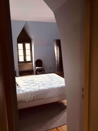 Ένα ή περισσότερα κρεβάτια σε δωμάτιο στο Château au bord de la mer