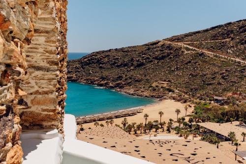 a view of a beach with palm trees and the ocean at Calilo in Manganari