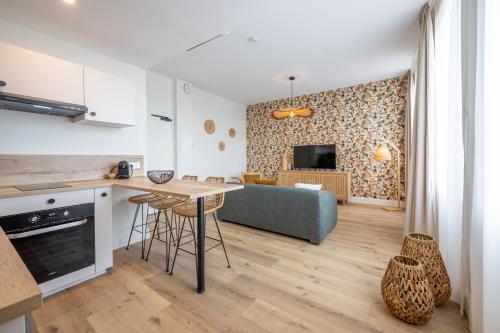 une cuisine et un salon avec une table et des chaises dans l'établissement 67 Victor Hugo, à Cognac