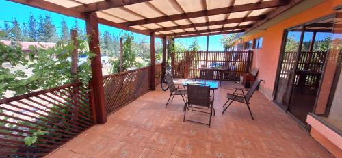 a patio with chairs and a table on a balcony at Willy's Country Club Cauquenes in De Cauquenes