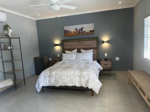 um quarto com uma cama grande e uma ventoinha de tecto em Mabalel Lodge em Nelspruit