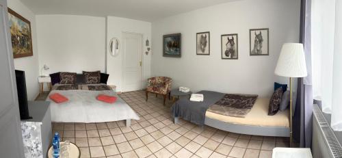 ein Schlafzimmer mit zwei Betten, einem Tisch und einem Stuhl in der Unterkunft Lansada in Zabór