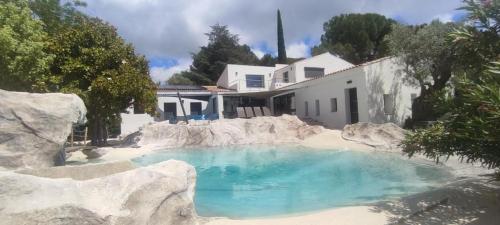 Villa contemporaine avec lagon