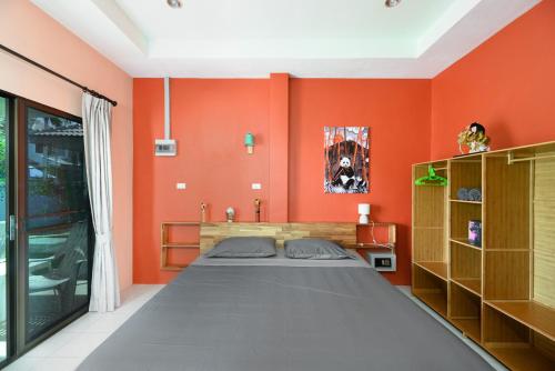 Postel nebo postele na pokoji v ubytování Sunsuko Village Panwa
