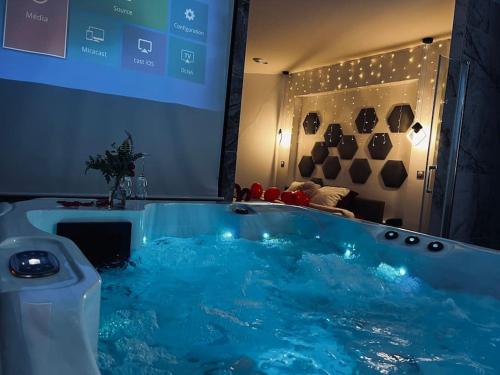 d'une grande baignoire bleue au milieu d'une salle de bains. dans l'établissement L'Olympe, à Chamalières