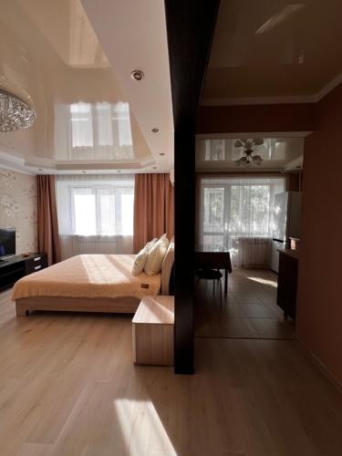 - une chambre avec un lit et un bureau dans l'établissement VIP квартира в центре города, à Kostanay