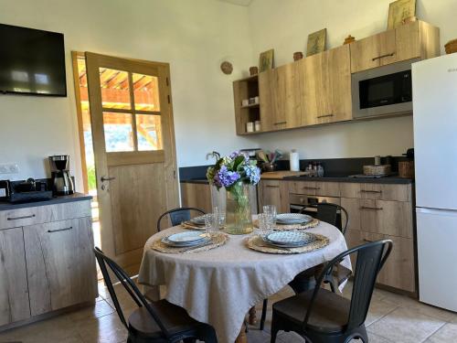 una cucina con un tavolo con un vaso di fiori sopra di La Bergerie de l'Alivettu en Corse ad Alata