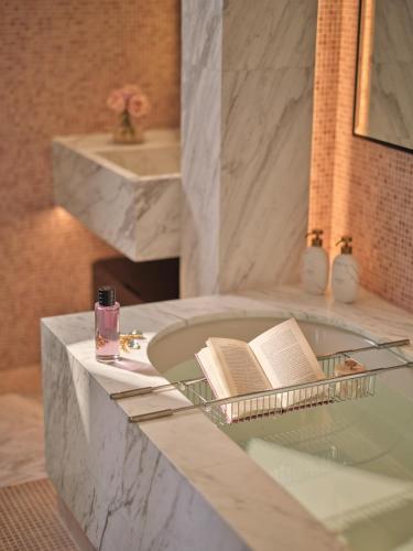 Et badeværelse på The Lana - Dorchester Collection
