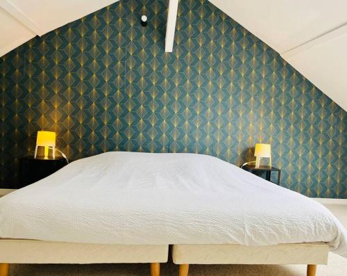 une chambre avec un lit blanc avec un mur vert dans l'établissement Loft en duplex 4 voyageurs Proche cathédrale, à Reims