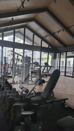 un gimnasio con un montón de sillas en una habitación en Zhamira Avior's Condominium en Isla de Mactán