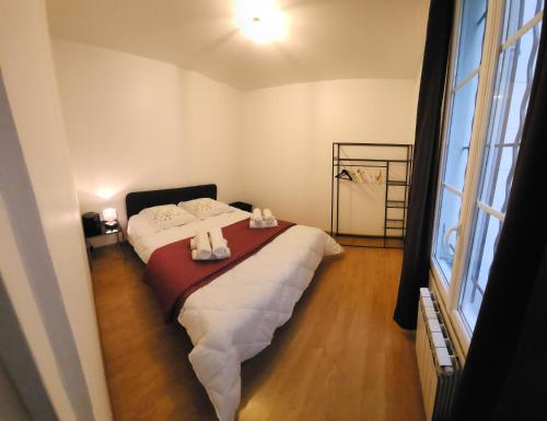 une chambre avec un lit avec des serviettes dessus dans l'établissement Logement entier 2p, à Paris