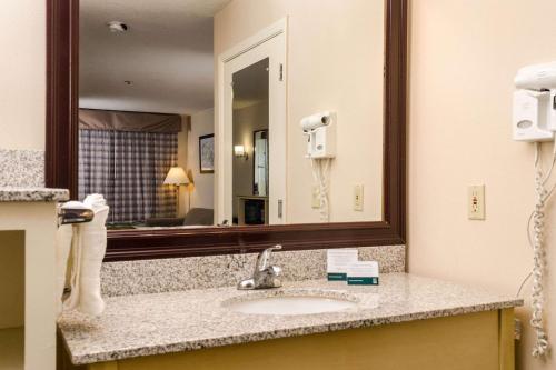 Vannas istaba naktsmītnē Quality Inn & Suites Lathrop