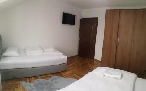 Ein Bett oder Betten in einem Zimmer der Unterkunft Zlatna Kruna