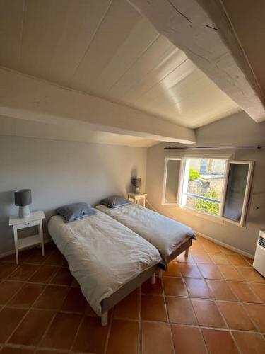 une chambre avec un lit dans une pièce avec une fenêtre dans l'établissement Location jolie maison à Lambesc avec piscine et jardin, à Lambesc