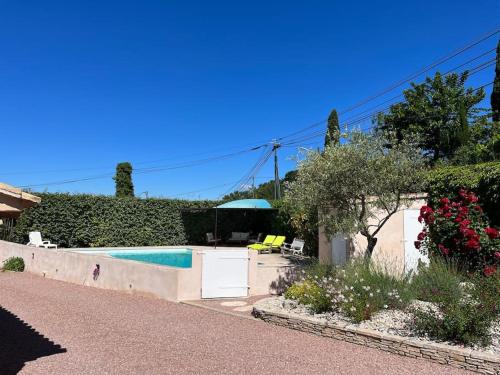 une piscine dans une cour avec une maison dans l'établissement Location jolie maison à Lambesc avec piscine et jardin, à Lambesc