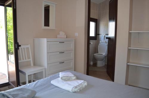 - une chambre avec un lit et une salle de bains avec des toilettes dans l'établissement Cortijo Rosario, à Algámitas
