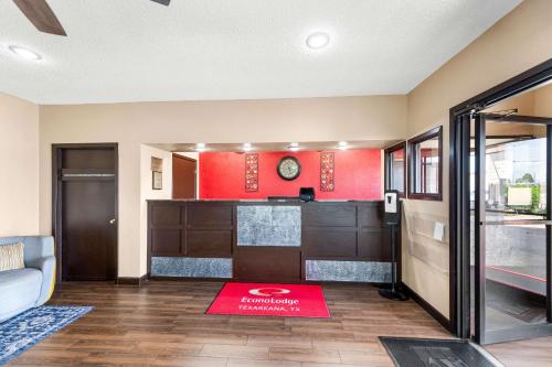 a living room with a red rug on the floor at Econo Lodge Texarkana I-30 in Texarkana - Texas