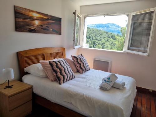 une chambre avec un lit avec une grande fenêtre dans l'établissement Appartement T4 115 m2 Super Valmont Chanot Velodrome Marseille, à Marseille