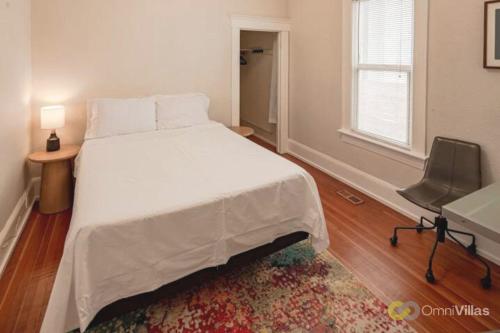een slaapkamer met een bed, een bureau en een stoel bij Charming 3BR - Heart of Seattle in Seattle