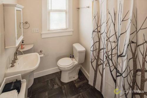 een witte badkamer met een toilet en een wastafel bij Charming 3BR - Heart of Seattle in Seattle