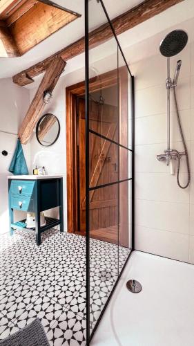 a bathroom with a shower with a glass door at Złota Wójtówka in Wydminy