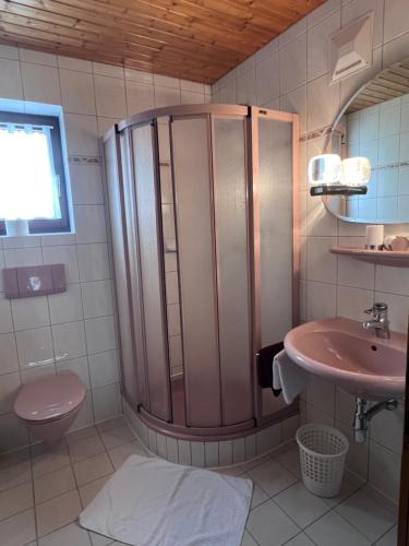 Un baño de Frühstückspension-Appartementhaus Wasserer