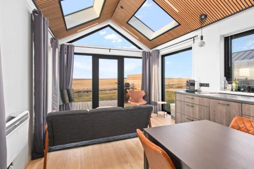 een keuken en een woonkamer met een groot raam bij Arctic Exclusive Ranch in Kirkjubæjarklaustur