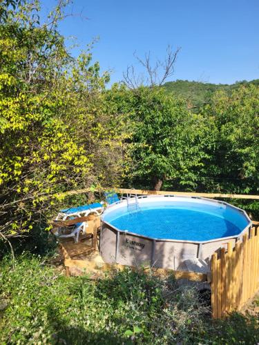- une grande piscine dans une cour arborée dans l'établissement Amis gîte 2-4-5 pers avec jacuzzi entre Anduze et Alès, à Carnoulès