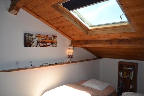 - une chambre avec un lit et une lucarne dans l'établissement Amis gîte 2-4-5 pers avec jacuzzi entre Anduze et Alès, à Carnoulès