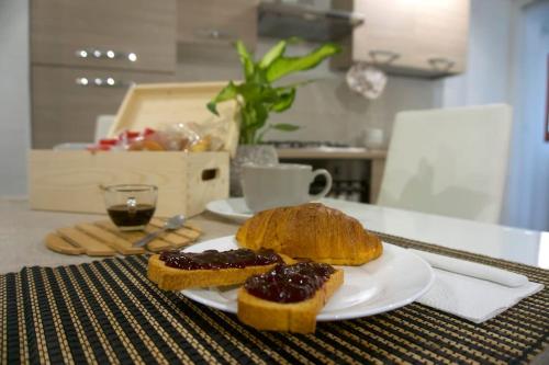 Monna Lisa's House في بولونيا: طبق ابيض مع شريحتين من الخبز والمربى