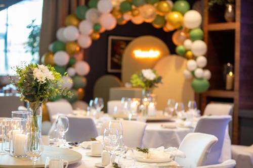 a table set up for a wedding with balloons and flowers at Quality Hotel Ulstein in Ulsteinvik