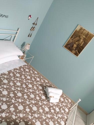 a bedroom with a bed with a floral bedspread at Casa vacanze Vista Castello in Oria