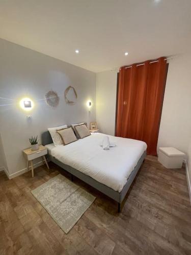 une chambre avec un grand lit dans une pièce dans l'établissement L'Epicentre, à Clermont-Ferrand