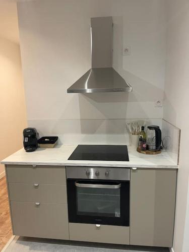 - une cuisine équipée d'une cuisinière four supérieur dans l'établissement L'Epicentre, à Clermont-Ferrand