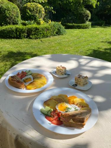 un tavolo con quattro piatti di cibo sopra di Вілла де Кампо a Chynadiyovo