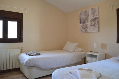 - une chambre avec 2 lits et une fenêtre dans l'établissement Cortijo Rosario, à Algámitas