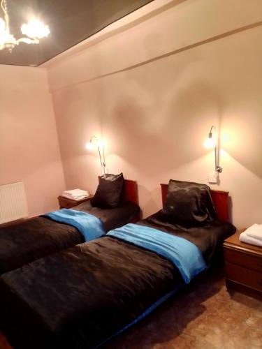 2 camas en una habitación con 2 lámparas en la pared en DONNA en Chiatʼura