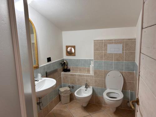 uma casa de banho com um WC e um lavatório em Villa Alessandra em Maratea