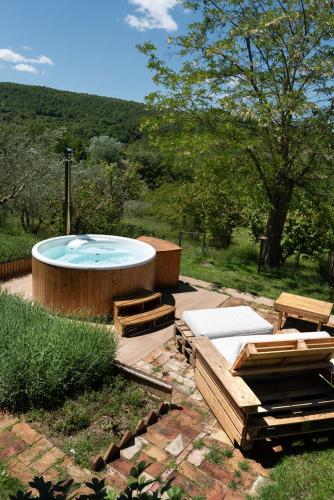 a hot tub in the middle of a yard at La Vittoria 10 – La Soglia della Val d’Orcia in Chianciano Terme