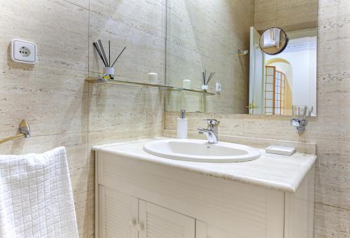 y baño con lavabo y espejo. en Apartamento Prado en Madrid, en Madrid