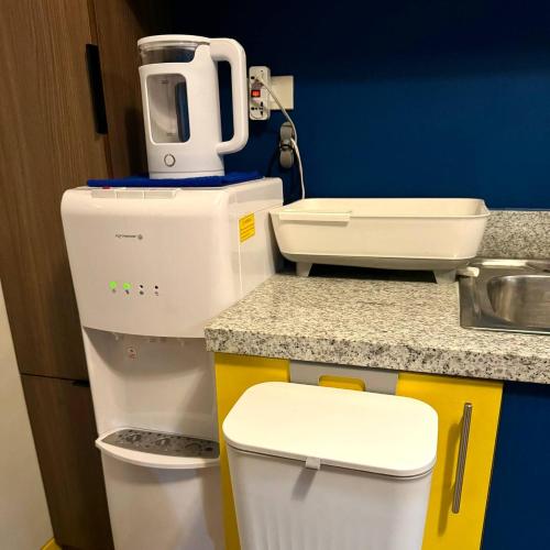 a small bathroom with a toilet and a sink at Casas Reales Staycation & Rentals in Biñan