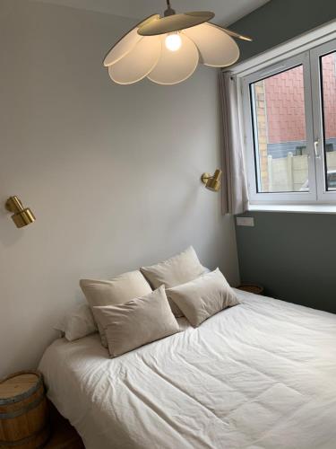 une chambre avec un lit blanc avec une fenêtre dans l'établissement La Terrasse, à Arras