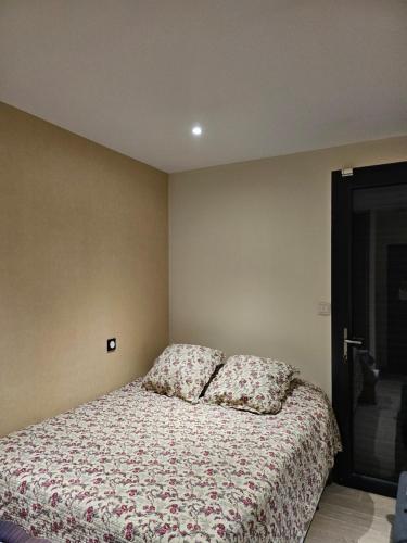 une chambre avec un lit avec deux oreillers dessus dans l'établissement T3 avec vue sur les Alpes, à Vienne