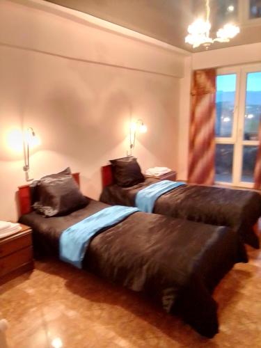um quarto com 2 camas e uma janela em DONNA em Chiatʼura