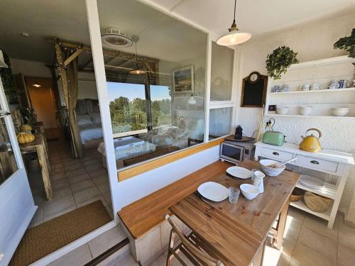 - une cuisine avec une table en bois dans une chambre dans l'établissement 5 couchages, vue mer, climatisation, WIFI, tout à pied, plage à 250m, à La Seyne-sur-Mer