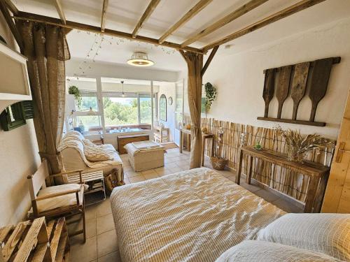 une chambre avec deux lits et un salon dans l'établissement 5 couchages, vue mer, climatisation, WIFI, tout à pied, plage à 250m, à La Seyne-sur-Mer